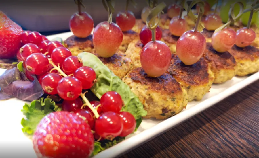 Catering Cottbus – Fingerfood-Platte mit Frikadellen und Trauben