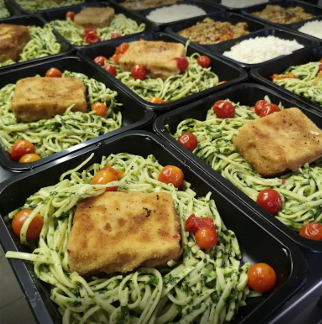 Bestellessen von Geißler kocht! – Pasta mit Pesto und Schnitzel in Menüboxen